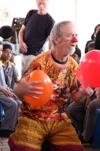 Ecole Internationale Vyasa School - Joseph en clown fait rire les enfants