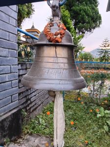J07-10 Cloche à l'entrée du petit temple en bordure du village de Dhampus