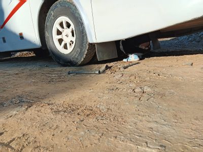 J21-06 ...crevaison d'un des pneus arrière gauche du bus