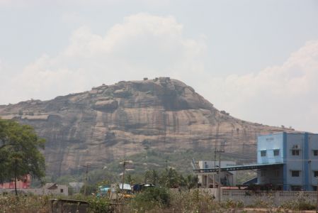 Madurai Charitable Trust - Au loin, un rocher en forme d'éléphant