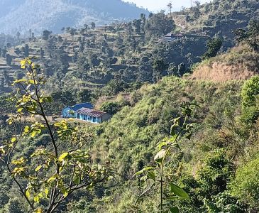 J05-06 Une école reculée de tout au milieu des champs et des montagnes
