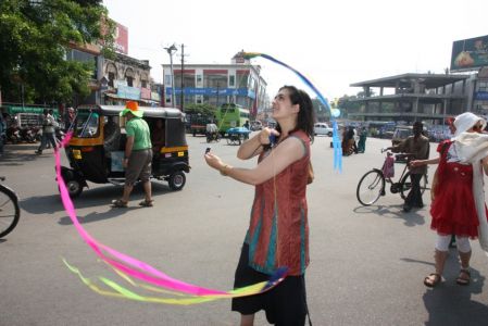 Déambulation dans les rue de Mysore - Manon et ses bolas