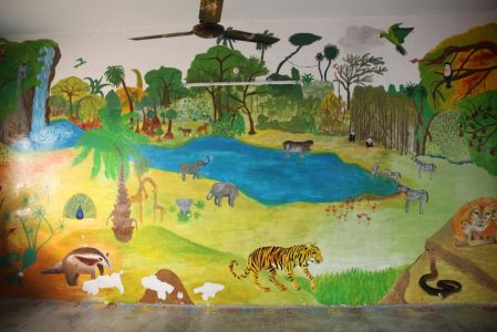 Chaque classe de l'école est décorée par une fresque colorée