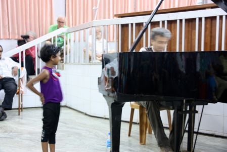 Pulpally - Une petite fille est attirée par le piano et s'approche tout doucement