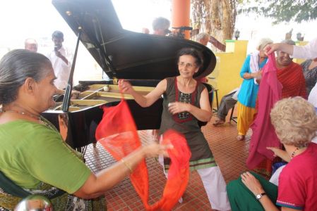 Madurai Charitable Trust - Marie-Claude et Vani dansent avec un foulard