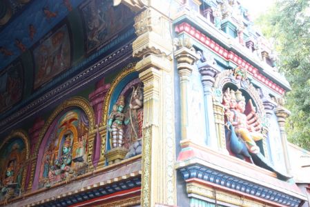 Temple de Madurai - Les murs sont couverts de sculptures peintes