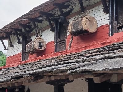 J7-09 Très vieilles ruches en bois placées en façade de maison traditionnelle
