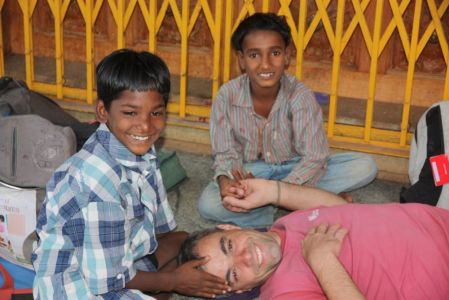 Bidonville de Mysore - Hervé suite à un mal des transports, se fait choyer par des enfants