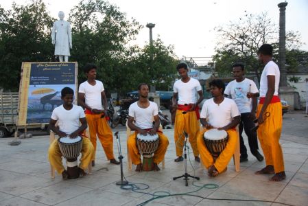Concert sur la plage de Pondichery - Les musiciens de Baloo ouvrent le concert