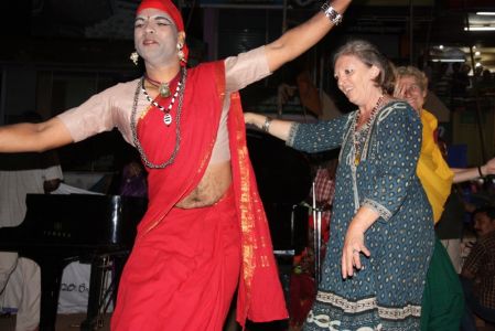 Pulpally - Après un temps d'hésitation, les danseurs rejoignent les caravaniers pour une danse commune