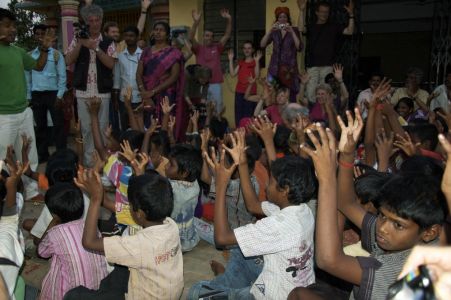 Bidonville de Mysore - Les enfants apprennent à applaudir sans taper des mains