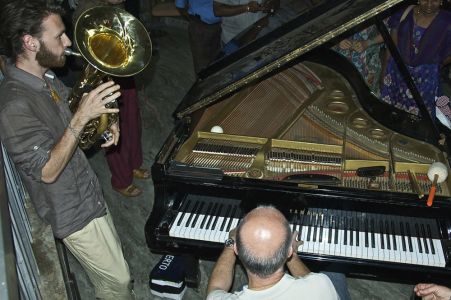 Pulpally - Joaquim au tuba et Dominique au piano lancent un air de rock
