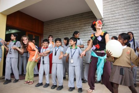 Ecole Internationale Vyasa School - La farandole commence