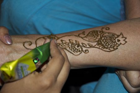 Festival Culinary Fiesta - Des Caravannières se font un henné