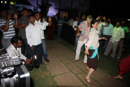Festival Culinary Fiesta - Les Caravaniers dansent devant les caméras et appareils photo des indiens