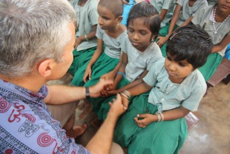 Kanyakumari Ecole pour enfant aveugle - Jean-Pierre et les petites filles communiquent par le toucher