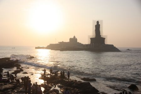 Cap Comorin, concert au lever du soleil - Les indiens vienneny se baignent face au soleil levant