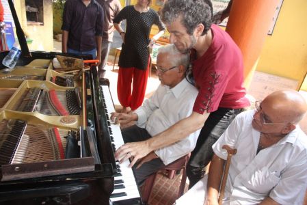 Madurai Charitable Trust - Le Dr T.N.Kuppusami, fondateur du centre se lance au piano avec Marc