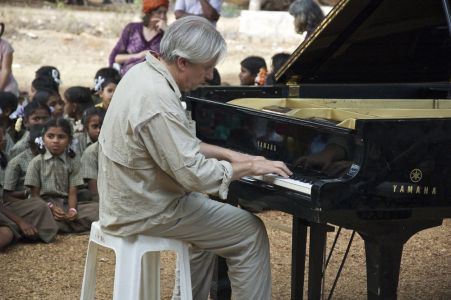 Salem Ecole tribale dans les collines - Georges dans une improvisation au piano