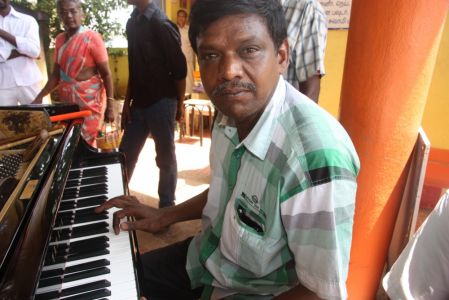Madurai Charitable Trust - Ramesh le responsable des bus se met au piano