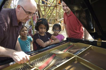 Ecole Steiner - Dominique accorde le piano sous le regard des enfants