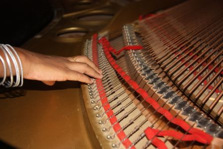 Kanyakumari Ecole pour enfant aveugle - Les enfants viennent toucher l'intérieur du piano pour découvrir cet instrument et sentir les vibrations
