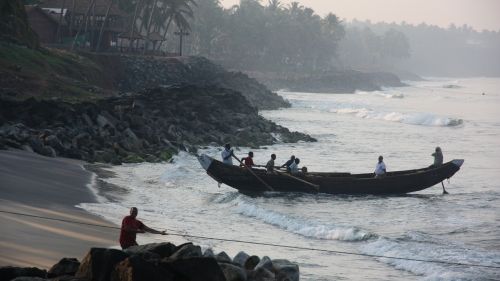 Les pêcheurs reviennent sur la rive
