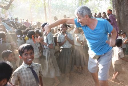 Salem Ecole tribale dans les collines - Jean-François danse avec et au milieu des enfants