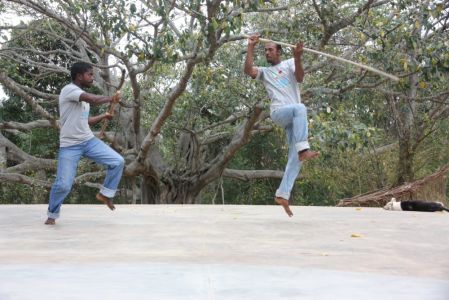 Danse combat par les musiciens de Balu