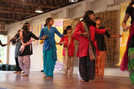 Danse traditionnelle des écolières en concert de bienvenue