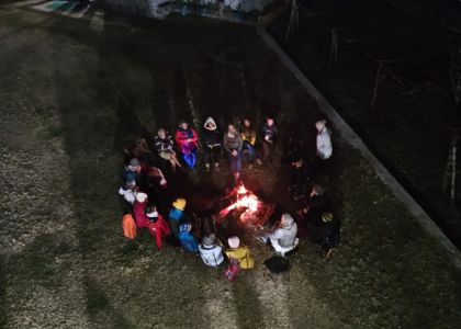 J20-10 Malgré le froid, nous choisissons de passer cette dernière soirée ensemble autour du feu