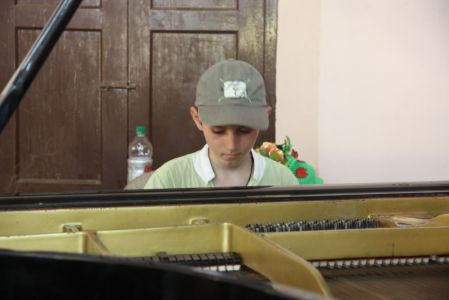Kanyakumari Ecole pour enfant aveugle - Paul se lance dans une impro au piano