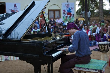 Ashakirana centre d'accueil des enfants des rues - Olivia au piano