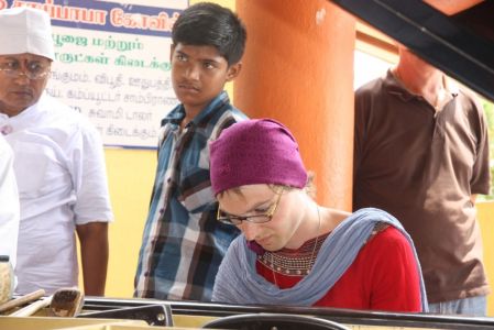 Madurai Charitable Trust - Olivia au piano sous le regard du directeur et un des fils de Ramesh
