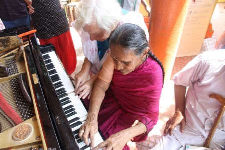 Madurai Charitable Trust - Soupolaipatshimi est attirée par le piano et emmène avec elle Soizic