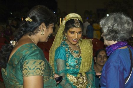 Salem Epiphany Center - Paula discute avec une danseuse indienne sous le regard fier de sa mère