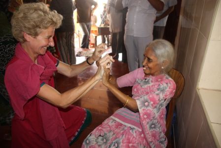 Madurai Charitable Trust - Claire et Indra dansent ensembles