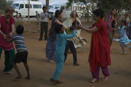 Ashakirana centre d'accueil des enfants des rues - Des mini farandoles
