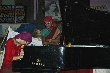 Pulpally - Olivia au piano sous le regard d'un danseur
