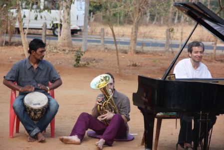 Ashakirana centre d'accueil des enfants des rues - Sugit, Joaquim et Marc en pleine improvisation