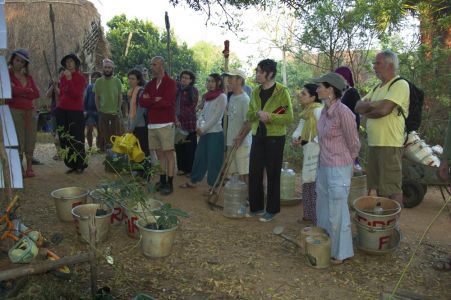 Sadhana Forest - Les caravaniers vont planter des arbres avec les volontaires