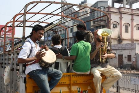 Déambulation dans les rue de Mysore - Piano, djembé, didgeridoo, flûte et tuba ouvrent la marche