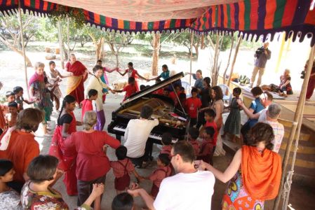 Orphelinat Karunya Family - Une douce farandole entoure le piano