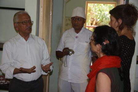 Madurai Charitable Trust - Viste des locaux par le fondateur, Dr T.N.Kuppusami et le Directeur T.R. Jalendram de la maison retraite, du temple et de l'hôpital