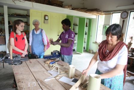 Village des arts - Travail du bambou, les Caravaniers se lancent dans la fabrication de marque-pages
