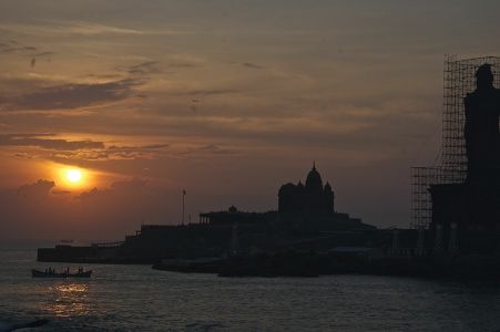 Cap Comorin, concert au lever du soleil - Le soleil se lève sur le mémorial du rocher de Vivekananda