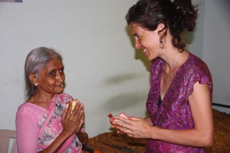 Madurai Charitable Trust - Muriel rencontre Indra dans sa chambre