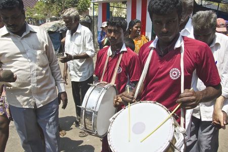 Accueil en fanfare dans le bidonville de Chennai