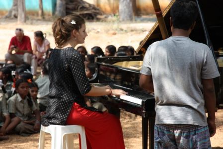 Salem Ecole tribale dans les collines - Camille joue une douce mélodie au piano