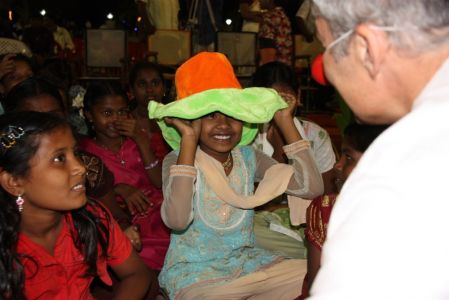Salem Epiphany Center - Jean-Pierre joue avec les enfants grâce à son chapeau magique